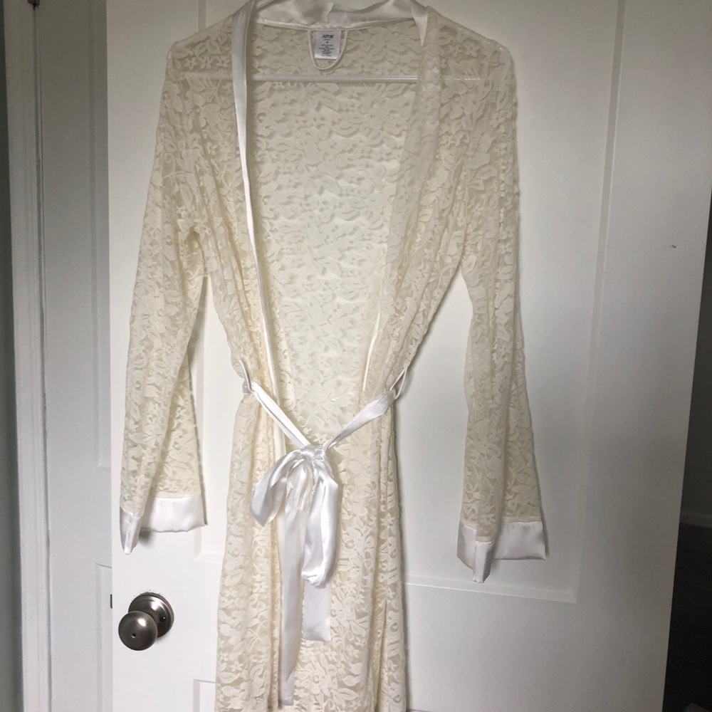 Lace robe